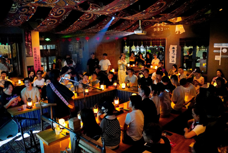 聽(tīng)聽(tīng)音樂(lè)，喝點(diǎn)小酒。景區(qū)供圖 華龍網(wǎng)發(fā)