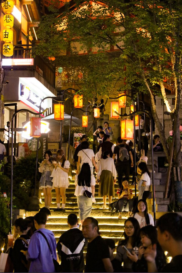 夜幕下的十八梯。景區(qū)供圖 華龍網(wǎng)發(fā)