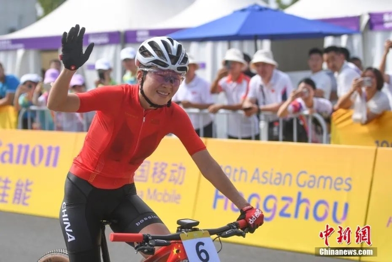 圖為李洪鳳沖線后揮手致意。<a target='_blank' href='/'>中新社</a>記者 王剛 攝