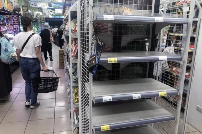 臺(tái)灣地區(qū)賣場出現(xiàn)雞蛋搶購潮，蛋架上的本地蛋被一掃而空。 圖片來源：臺(tái)灣《聯(lián)合報(bào)》