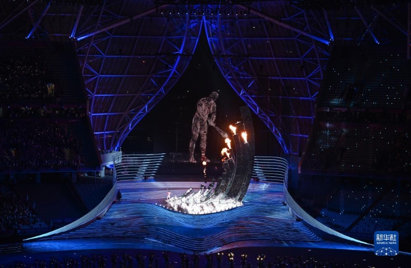 9月23日，最后一棒火炬手汪順和“數(shù)字火炬手”在開幕式上點(diǎn)燃主火炬。（圖源：新華社）