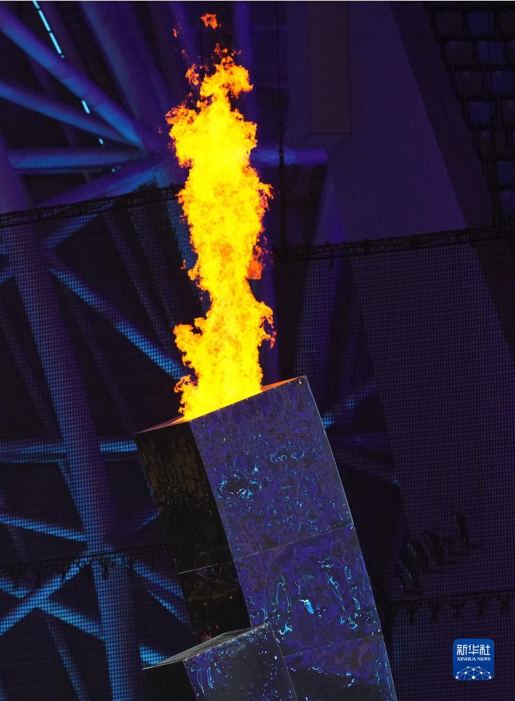 9月23日，主火炬被點(diǎn)燃。（圖源：新華社）
