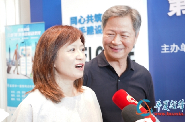 武漢-臺(tái)北航線順利復(fù)航 臺(tái)灣嘉賓機(jī)場現(xiàn)場接受采訪（組圖）