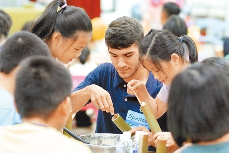 為推動(dòng)“雙語(yǔ)教育政策”，臺(tái)教育部門讓美籍教學(xué)助理投入縣市政府初中小學(xué)校，營(yíng)造口說(shuō)英語(yǔ)情境。（臺(tái)教育部門提供） 圖片來(lái)源：臺(tái)灣“中時(shí)新聞網(wǎng)”.jpg