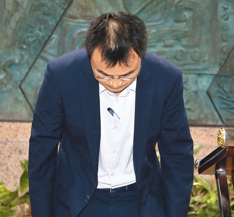 臺(tái)農(nóng)業(yè)部門負(fù)責(zé)人陳吉仲19日傍晚舉行記者會(huì)說(shuō)明項(xiàng)目進(jìn)口雞蛋議題，當(dāng)日晚間8點(diǎn)在臉書上宣布辭職。 圖片來(lái)源：臺(tái)灣“中時(shí)新聞網(wǎng)”.jpg