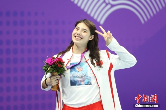 圖為張雨霏在頒獎(jiǎng)儀式后比勝利手勢(shì)。<a target='_blank' href='/'>中新社</a>記者 湯彥俊 攝