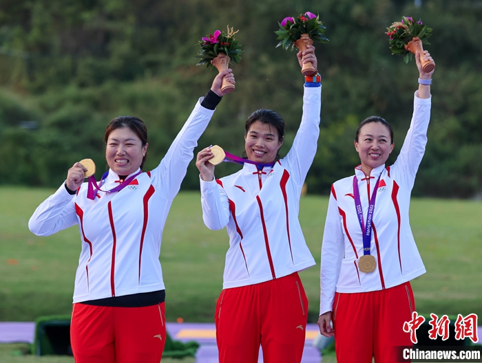 圖為中國隊在頒獎儀式上。 <a target='_blank' href='/'>中新社</a>記者 賈天勇 攝