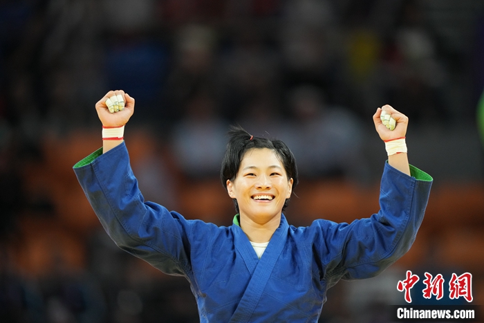 圖為于丹情慶祝勝利。<a target='_blank' href='/'>中新社</a>發(fā) 史春陽 攝