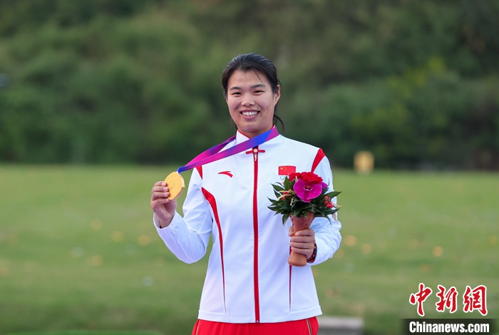 圖為張鑫秋展示獎牌。 <a target='_blank' href='/'>中新社</a>記者 賈天勇 攝 　
