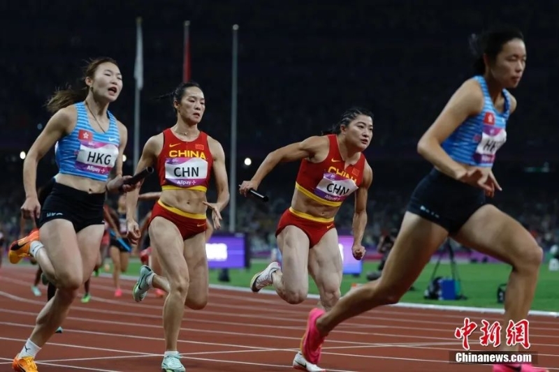 圖為中國隊第二棒選手韋永麗與第三棒選手袁琦琦進行交接棒。<a target='_blank' href='/'>中新社</a>記者 韓海丹 攝