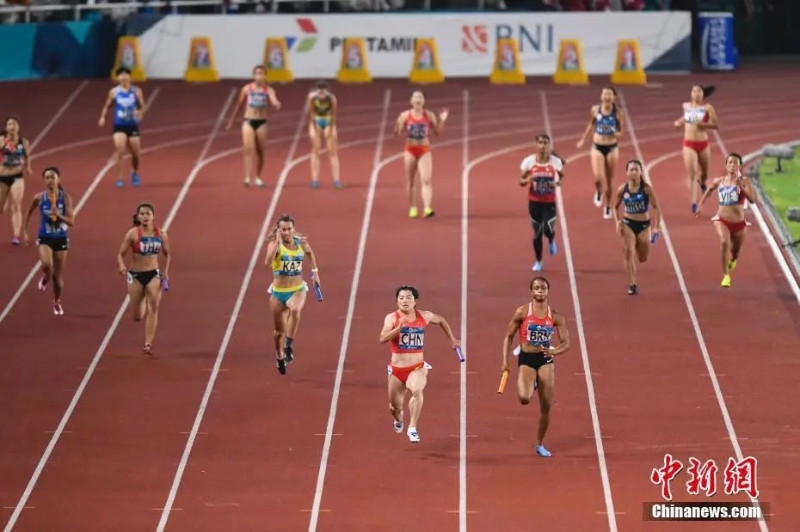 資料圖：雅加達亞運會女子4x100米接力決賽。圖為中國隊第四棒袁琦琦沖刺。<a target='_blank' href='/'>中新社</a>記者 楊華峰 攝