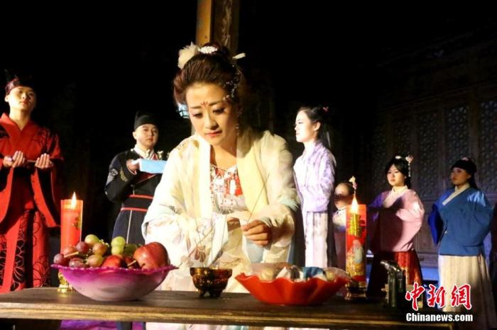 資料圖：甘肅張掖漢服愛好者身著傳統(tǒng)服飾，舉行中秋祭月儀式，以祈福求祥。成學(xué)雷 攝