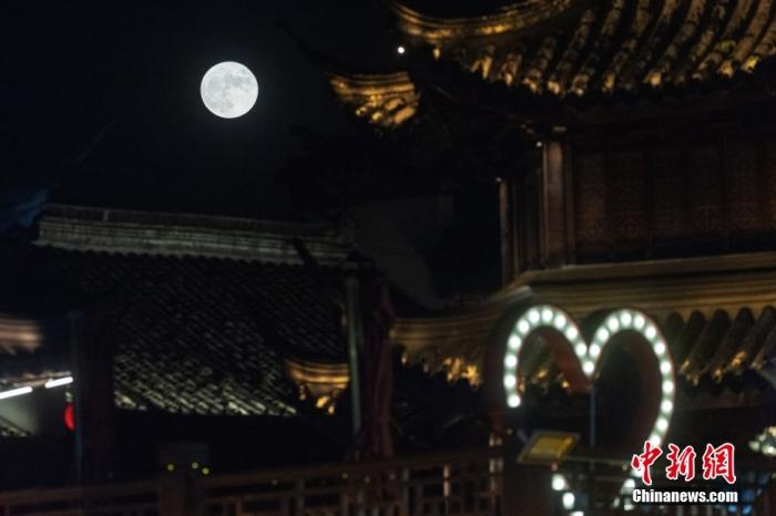 資料圖：中秋之夜，一輪明亮的圓月高懸南京上空。 <a target='_blank' href='/'>中新社</a>記者 泱波 攝 　