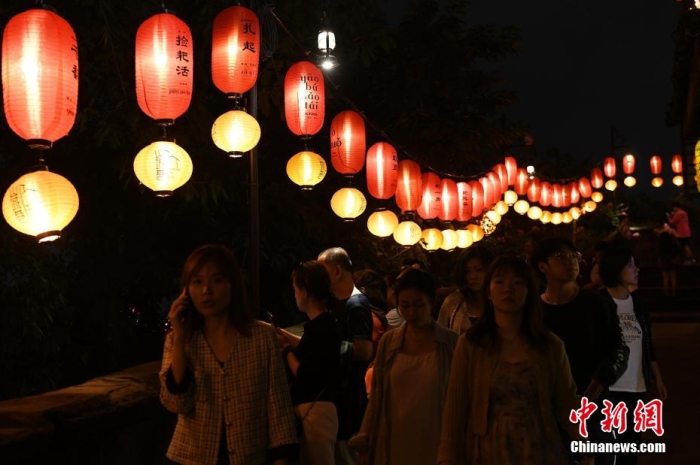 圖為游客夜游山城巷感受山城獨特魅力。<a target='_blank' href='/' >中新網</a>記者 周毅 攝