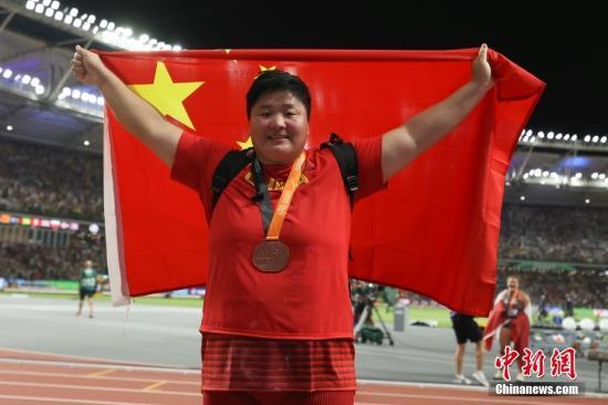 資料圖：當(dāng)?shù)貢r(shí)間8月26日，2023世界田徑錦標(biāo)賽女子鉛球決賽在匈牙利布達(dá)佩斯舉行。中國隊(duì)選手鞏立姣以19米69獲得銅牌。<a target='_blank' href='/'>中新社</a>記者 蔣啟明 攝