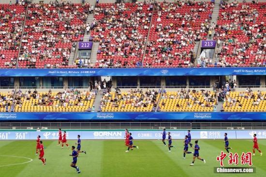 資料圖：9月24日，杭州第19屆亞洲運(yùn)動(dòng)會(huì)足球男子F組第三輪比賽在金華體育中心開賽，中國臺(tái)北隊(duì)對(duì)戰(zhàn)吉爾吉斯斯坦隊(duì)。<a target='_blank' href='/'>中新社</a>記者 董易鑫 攝