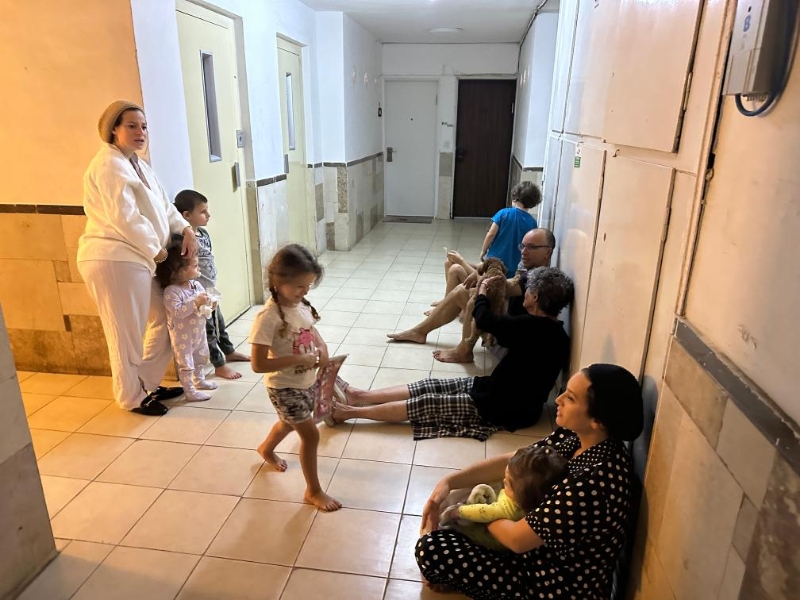 10月7日，防空警報響起后民眾在耶路撒冷一處建筑內(nèi)避難。新華社記者王卓倫攝