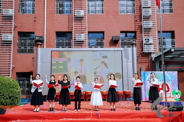 黨團(tuán)隊員教師朗誦《仁人筑夢  人人成長》.JPG