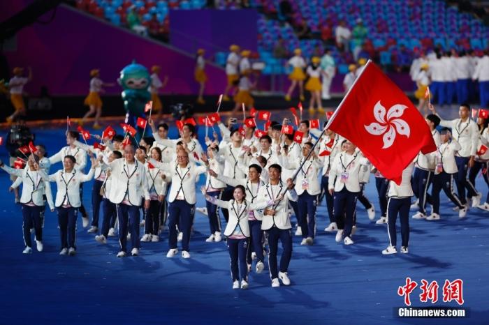 9月23日，杭州第19屆亞運(yùn)會開幕式在浙江杭州奧體中心體育場舉行，中國香港代表團(tuán)入場。 <a target='_blank' href='/'>中新社</a> 富田 攝