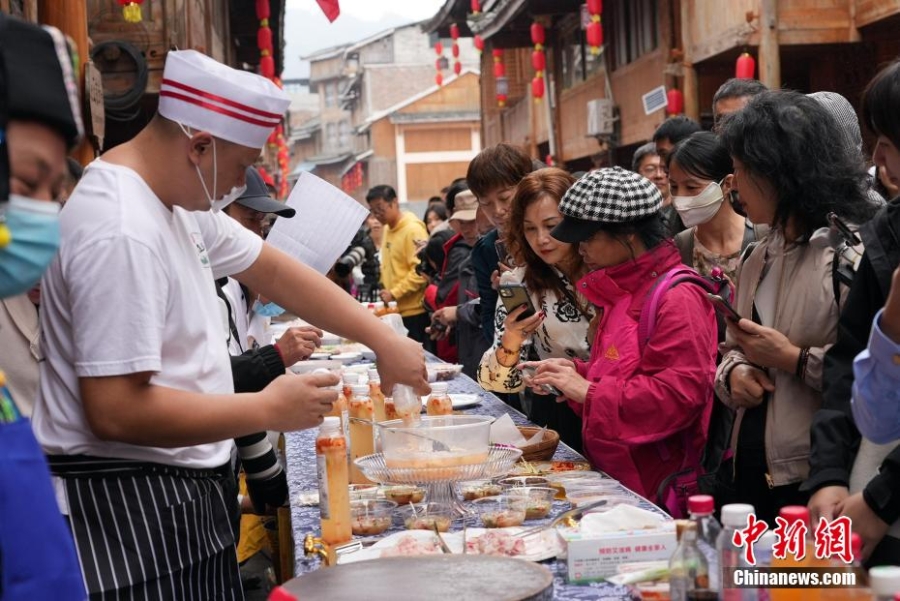 龍勝：萬(wàn)人共慶魚宴節(jié) 長(zhǎng)桌上話豐年
