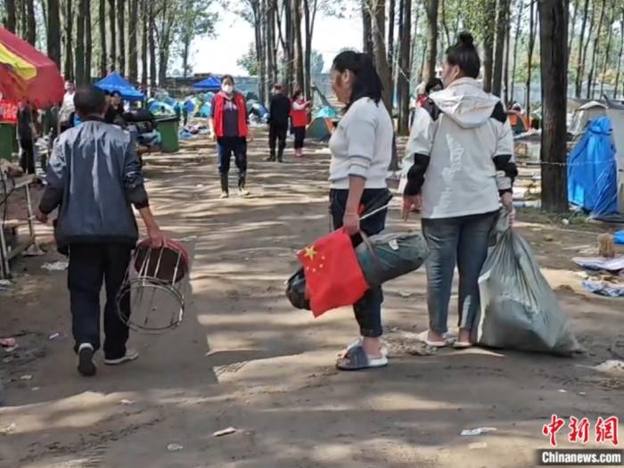 當?shù)卮迕窈椭驹刚邔χ?。受訪者供圖