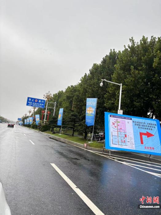 南陽市區(qū)的歡迎標語。受訪者供圖