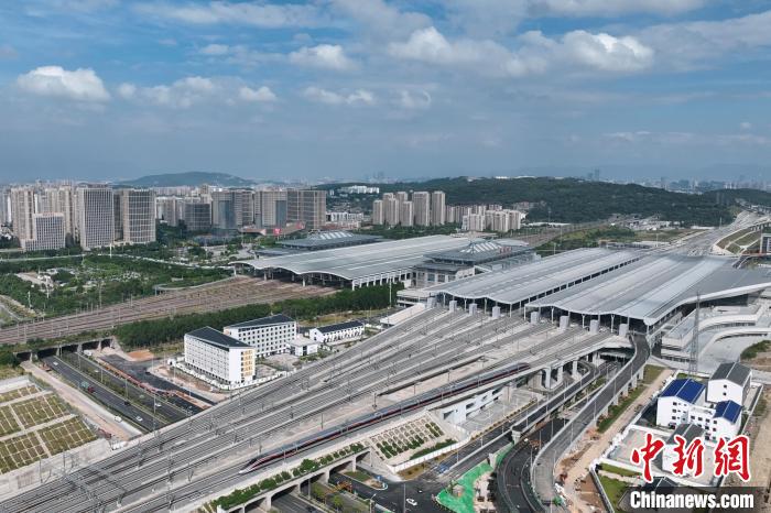 9月28日，一列CR400AF新型復(fù)興號(hào)智能動(dòng)車組從福州南站駛出，連接福州與廈門、漳州的福廈高鐵全線投入運(yùn)營(yíng)。李金明攝