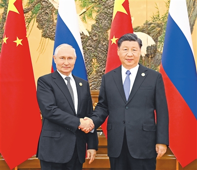 10月18日中午，國家主席習(xí)近平在北京人民大會(huì)堂同來華出席第三屆“一帶一路”國際合作高峰論壇的俄羅斯總統(tǒng)普京舉行會(huì)談