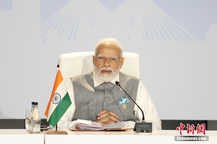 當(dāng)?shù)貢r(shí)間8月24日上午，中國國家主席習(xí)近平在約翰內(nèi)斯堡出席金磚國家領(lǐng)導(dǎo)人第十五次會(huì)晤特別記者會(huì)。會(huì)議宣布，邀請(qǐng)沙特、埃及、阿聯(lián)酋、阿根廷、伊朗、埃塞俄比亞正式成為金磚大家庭成員。習(xí)近平發(fā)表重要講話。南非總統(tǒng)拉馬福薩主持，巴西總統(tǒng)盧拉、印度總理莫迪和俄羅斯總統(tǒng)普京（線上）出席。圖為印度總理莫迪出席特別記者會(huì)。<a target='_blank' href='/'>中新社</a>記者 盛佳鵬 攝