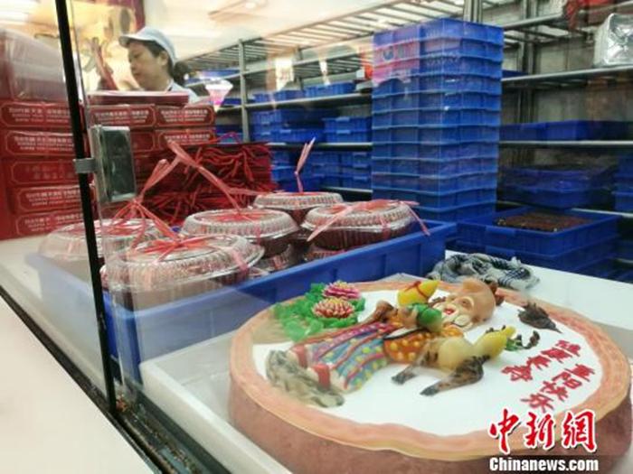 資料圖：等待銷(xiāo)售的重陽(yáng)糕。　鐘升 攝