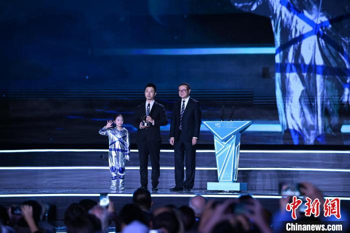 10月21日，2023雨果獎(jiǎng)在成都揭曉。中國科幻作家海漄憑小說《時(shí)空畫師》獲2023雨果獎(jiǎng)“最佳短中篇小說”。　圖片由第81屆世界科幻大會(huì)組委會(huì)提供