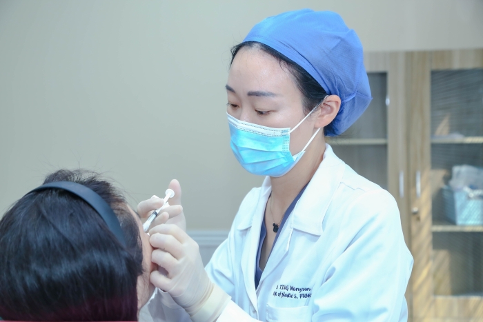 丁文蘊(yùn)為患者治療。本人供圖