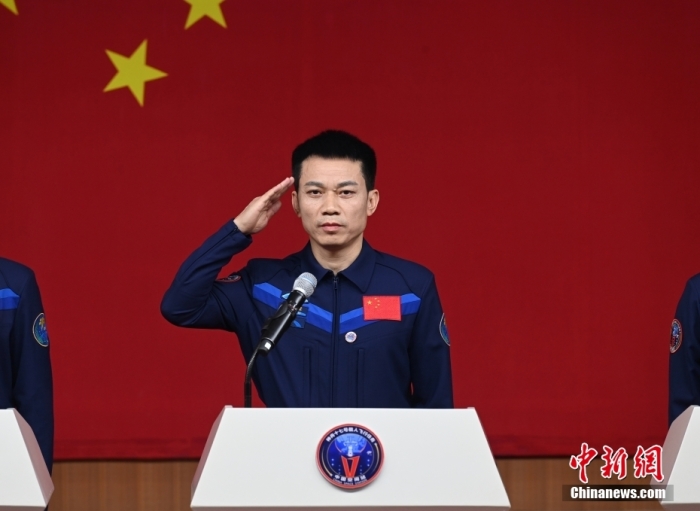 10月25日11時(shí)，湯洪波、唐勝杰、江新林3名航天員在酒泉衛(wèi)星發(fā)射中心問(wèn)天閣與中外媒體記者集體見面。圖為航天員湯洪波。汪江波 攝