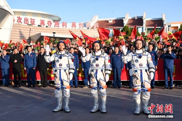 北京時間2023年10月26日8時24分，神舟十七號載人飛行任務(wù)航天員乘組出征儀式在酒泉衛(wèi)星發(fā)射中心問天閣圓夢園廣場舉行。8時26分，中國載人航天工程總指揮、空間站應(yīng)用與發(fā)展階段飛行任務(wù)總指揮部總指揮長許學(xué)強下達“出發(fā)”命令，湯洪波、唐勝杰、江新林3名航天員領(lǐng)命出征。汪江波 攝