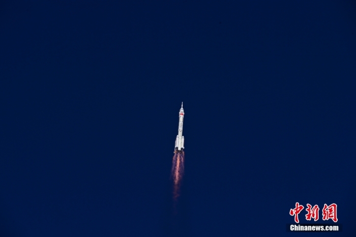 北京時間10月26日11時14分，搭載神舟十七號載人飛船的長征二號F遙十七運載火箭在酒泉衛(wèi)星發(fā)射中心點火發(fā)射，約10分鐘后，神舟十七號載人飛船與火箭成功分離，進入預(yù)定軌道，航天員乘組狀態(tài)良好，發(fā)射取得圓滿成功。汪江波 攝