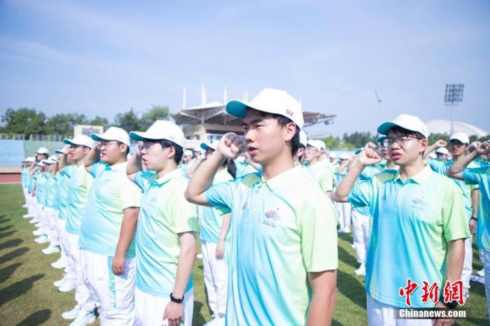 資料圖：9月11日，浙江大學(xué)在浙江杭州舉行亞運(yùn)會志愿者誓師大會，現(xiàn)場1200余名賽會志愿者進(jìn)行宣誓。<a target='_blank' href='/'>中新社</a>發(fā) 肖健 攝