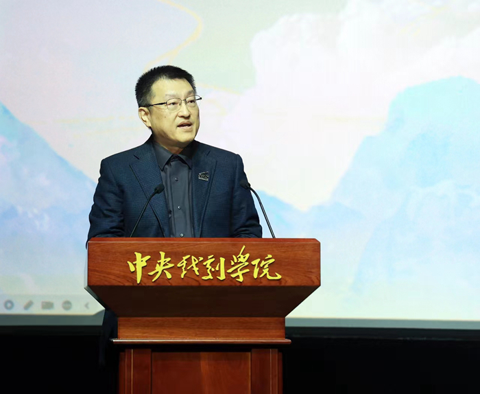中央戲劇學(xué)院黨委書記徐永勝致辭。來(lái)源：主辦方供圖 