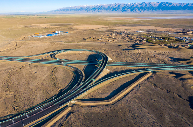 在新疆巴里坤哈薩克自治縣拍攝的（北）京新（疆）高速公路上的一處出入口（2021年6月28日攝，無人機照片）。（圖源：新華社）