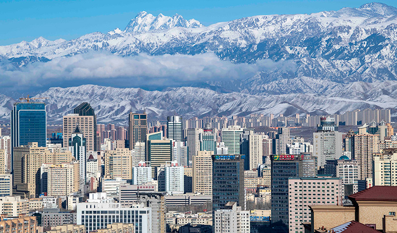 天山腳下的烏魯木齊市城區(qū)一角。（圖源：新華社）