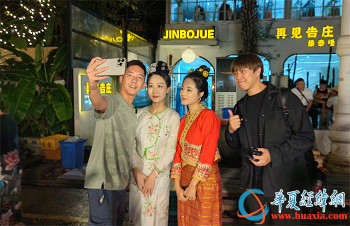 3:臺(tái)灣自媒體人與傣族姑娘合影 3:臺(tái)灣自媒體人與傣族姑娘合影