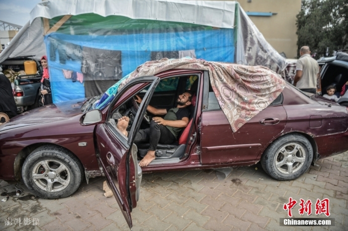 當?shù)貢r間10月29日，加沙汗尤尼斯，巴以沖突持續(xù)，當?shù)卦庖陨幸u擊后，流離失所的當?shù)孛癖娫诶щy條件下艱難求生。因家園被摧毀，他們選擇住在汽車內(nèi)或是搭起的臨時帳篷。圖/ICphoto