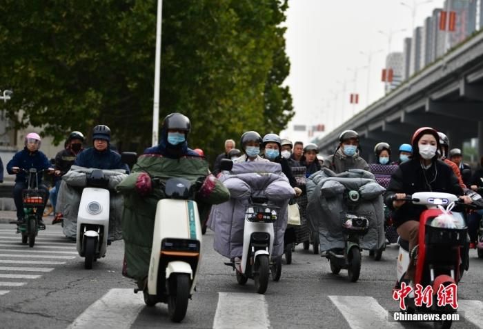 11月3日，河北石家莊迎降溫天氣，市民“捂”裝出行。 <a target='_blank' href='/'>中新社</a>記者 翟羽佳 攝