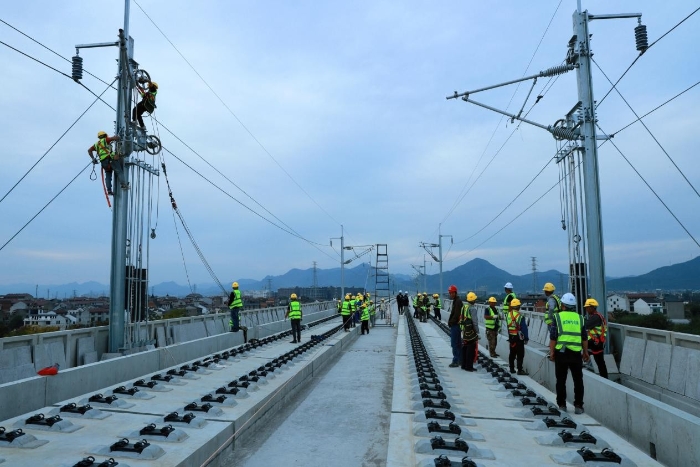 戰(zhàn)鼓催人急，號角力爭先。下一步杭溫項目還將面臨接觸線架設、全線靜態(tài)驗收等更加艱巨的節(jié)點任務考驗，項目全體必將肩負使命，迎難而上與時間賽跑，扛起責任為杭溫打拼，為堅決完明年開通總目標而不懈奮斗，用實干實績，為浙江人民交上一份滿意的答卷！