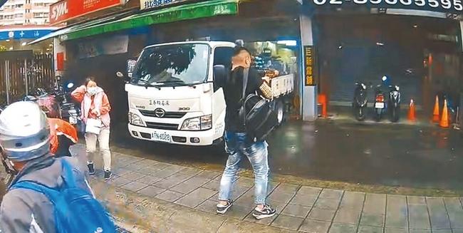 4月20日，臺(tái)灣一名17歲劉姓少年持改造沖鋒槍，朝某當(dāng)鋪門口掃射51槍后帶槍投案。圖片來源：臺(tái)灣中時(shí)新聞網(wǎng) 警方提供