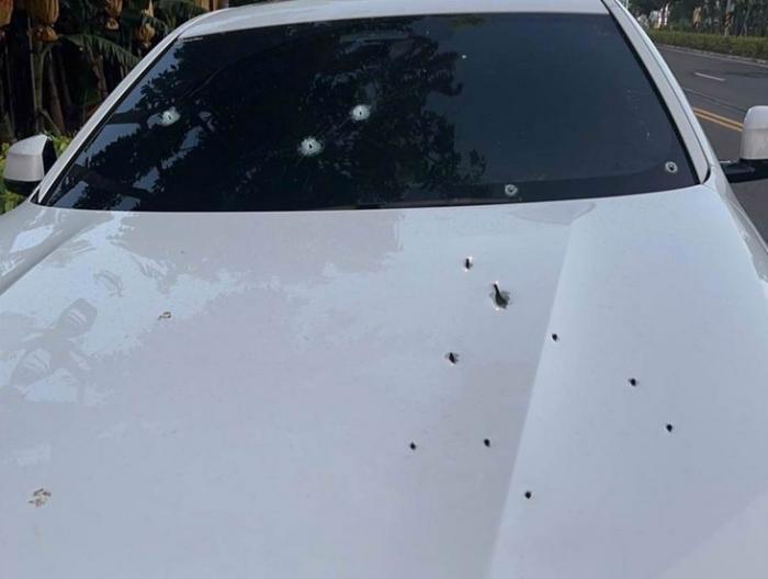 今年9月29日，臺(tái)灣屏東出現(xiàn)16聲槍響，一輛白色汽車引擎蓋、擋風(fēng)玻璃遍布彈孔。圖片來源：臺(tái)灣中時(shí)新聞網(wǎng)