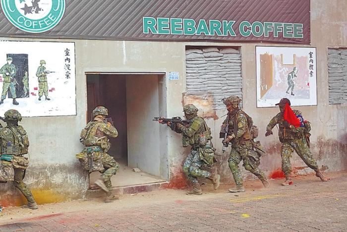 圖為2022年臺(tái)陸軍步訓(xùn)部學(xué)員模擬城鎮(zhèn)戰(zhàn)。圖片來源：臺(tái)灣《中國時(shí)報(bào)》。