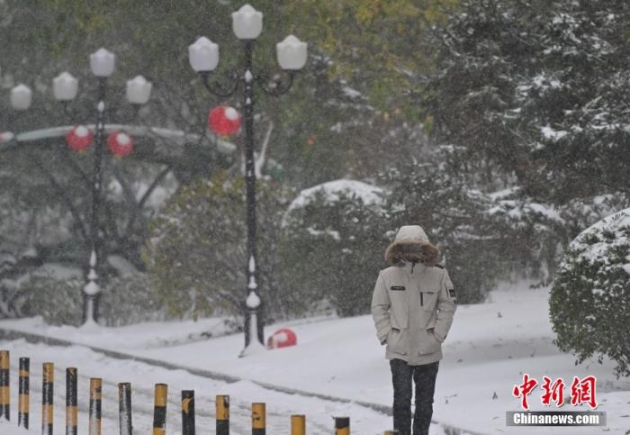 圖為市民在雪中出行。 <a target='_blank' href='/' >中新網</a>記者 于海洋 攝