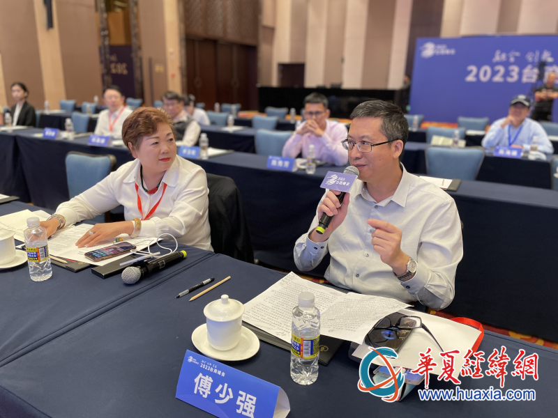 瓊臺(tái)經(jīng)貿(mào)交流合作推介會(huì)上，海南省臺(tái)聯(lián)黨組書(shū)記傅少?gòu)?qiáng)回應(yīng)臺(tái)商建議。（攝影 李昕）