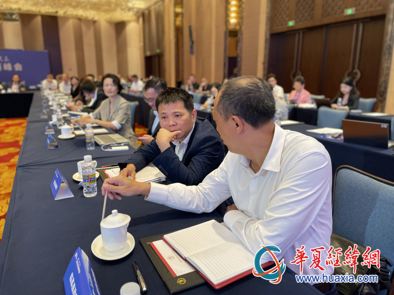 認(rèn)真討論交流。（攝影 李昕）