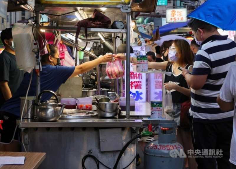 圖為臺北寧夏夜市。（圖源：臺灣“中央社”）